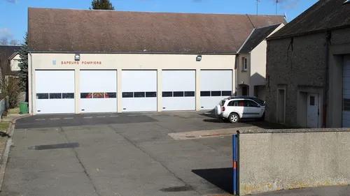 Yvelines : un pompier se perche sur un toit contre la vaccination...